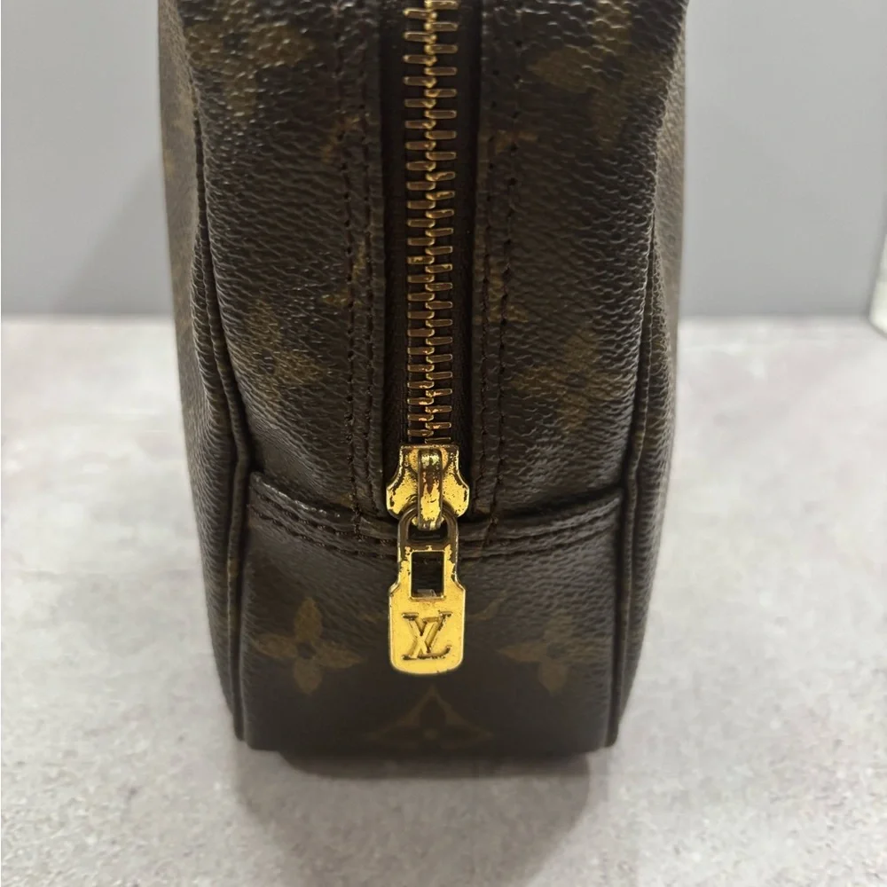 Louis Vuitton Monogram VINTAGE Trousse 23